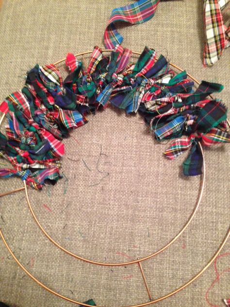 Christmas Fabric Makes, Material Xmas Wreaths, Wreath Crafts How To Make, Material Christmas Wreaths, Tartan Christmas Decorations Diy, Christmas Crafts Wreaths & Garlands, Rag Wreath Ideas, Christmas Rag Wreath, Rag Wreath Tutorial