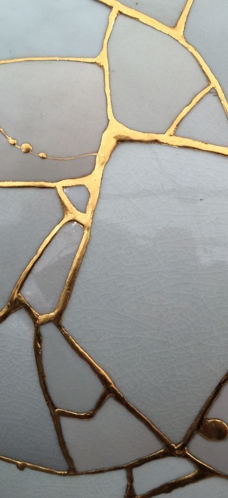 Kintsugi Kintsugi Photography, Kintsugi Watercolor, Kintsugi Wallpaper, Kintsugi Aesthetic, Kintsugi Tattoo, Textiles Ideas, Marble Skin, Kintsugi Art, Ceiling Treatments