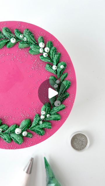 25K views · 2.7K likes | Eat Cake Be Merry - Liz Shim on Instagram: "A merry & bright snowberry wreath cake. 💓 Leaves were piped using tip 104 with two tones of green buttercream. I scored a line down the center of each leaf then piped fresh white snowberries on top. Finished it off with a sprinkling of silver sanding sugar. 🩶 Happy holidays!" How To Pipe Christmas Trees Frosting, Christmas Sheet Cake Designs, Christmas Wreath Cake, Green Buttercream, Wreath Cake, Sheet Cake Designs, Sanding Sugar, Brush Embroidery, Frosting Tips