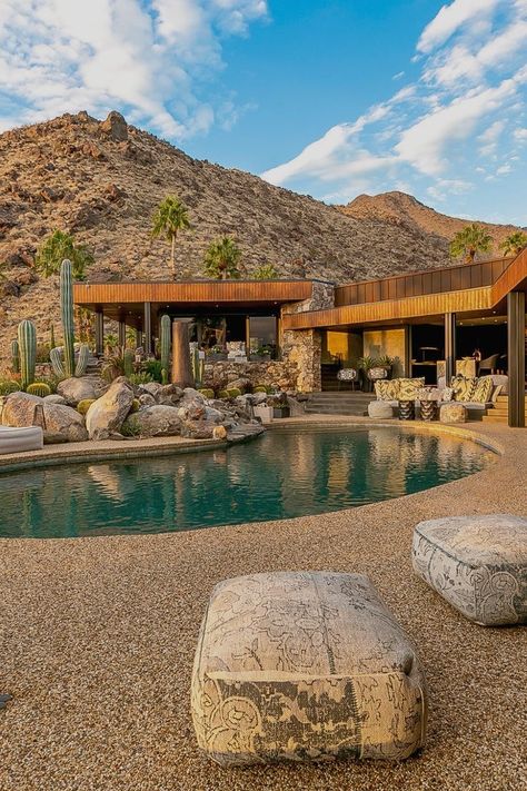 Houses In Desert, Modern Desert Pool, Pool In The Desert, Houses In The Desert, Desert Pool Ideas, Desert Pool Design, Desert Resort Architecture, Modern Desert Mansion, Modern Desert Home Exterior