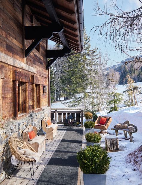 Un chalet douillet à Megève Backyard Kitchen, Living Room Remodel, Marie Claire, Coin, Cabin, Patio, House Styles, Outdoor Decor, Home Decor