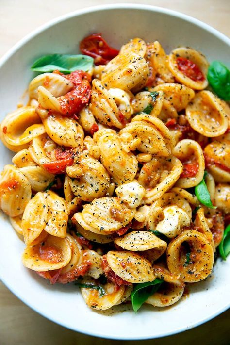 Tomato Pasta Recipes, Summer Pasta Recipes, Cherry Tomato Sauce, Cherry Tomato Pasta, Italian Sauce, Delicious Pasta, Juicy Tomatoes, Cherry Tomato, Tomato Pasta