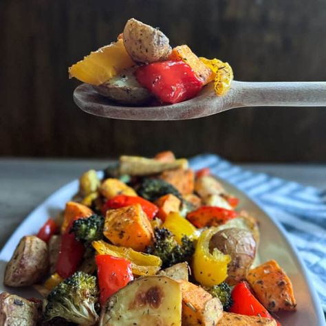 Low FODMAP Oven Roasted Vegetables With Garlic Oil Crohns Friendly Recipes, Low Fodmap Vegetables, Fodmap Recipes Dinner, Low Fodmap Recipes Dinner, Crockpot Side Dishes, Roasted Vegetables Oven, Fodmap Friendly, Garlic Oil, Low Fodmap Diet