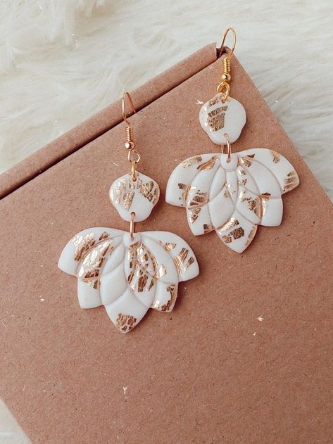 White And Gold Clay Earrings, Liquid Polymer Clay Earrings, White And Gold Polymer Clay Earrings, Clay Earrings Beach, Bead And Clay Earrings, Fimo Jewelry Earrings, Winter Clay Earrings, Fimo Earrings Ideas, How To Make Clay Earrings