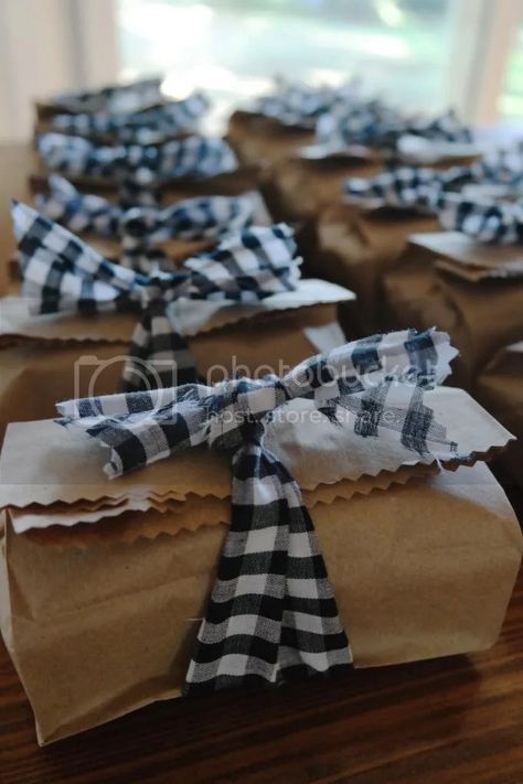 Baked Gifts Packaging, Package Homemade Bread, Pumpkin Bread Gift Wrap, Cute Ways To Wrap A Loaf Of Bread, How To Package Mini Loaf Bread, Mini Bread Packaging Ideas, Packaging For Bread Loaf, Quick Bread Packaging Ideas, Mini Bread Loaves Packaging