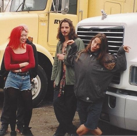 #ThrowbackThursday Photoshoot with Chris, Anthony Kiedis, Flea and Miki Berenyi, Seattle 1992. Thank You @berenyi_miki for sharing these… Miki Berenyi, Temple Of The Dog, Anthony Kiedis, John Frusciante, Mazzy Star, Funny Men, Dream Pop, Epic Photos, Hottest Chili Pepper