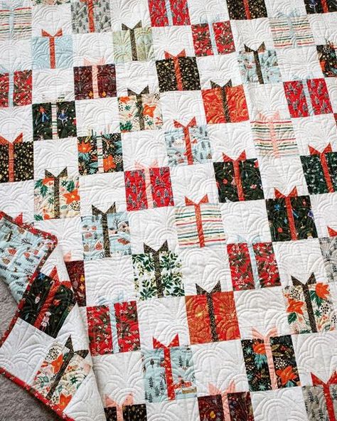 Jigsaw Quilt Pattern, Christmas Present Quilt, Snowman Blocks, Christmas Quilting Projects, Christmas Quilt Blocks, Charm Pack Quilt, Christmas Tree Quilt, Christmas Quilting, Swap Gifts