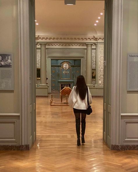 girl wearing white sweater with black mini skirt in museum Boots Outfit Photoshoot, Black Tights Outfit Winter, Aesthetic Museum Photos, Mini Skirt Outfit Casual, Outfit Photoshoot Ideas, Cute Pic Ideas, Aesthetic Art Museum, Museum Pics, Museum Pictures