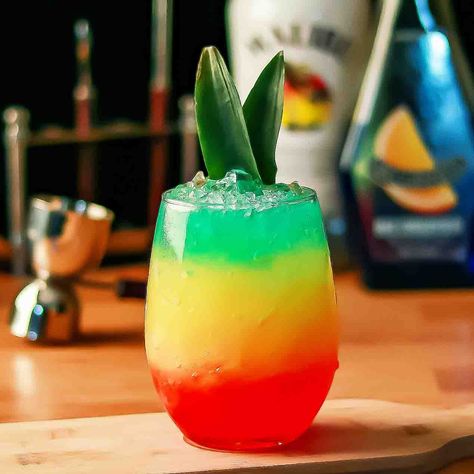 Bob Marley Drink, Alcoholic Drinks Menu, Jamaican Drinks, Layered Cocktails, Trip To Jamaica, Rum Cocktail Recipes, Party Drinks Alcohol, Halfway There, Colorful Drinks