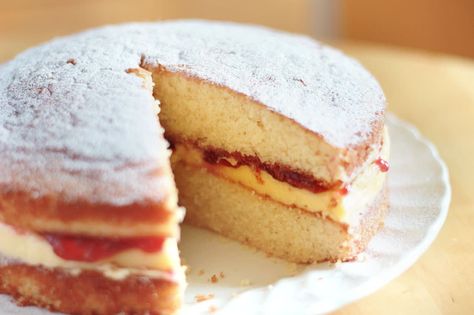 This simple Victoria Sponge Cake recipe from Erren's Kitchen has delicious a raspberry jam and butter cream filling that takes the classic Victoria sponge to a higher level. Victoria Sandwich Cake, Orange Sponge Cake, Victoria Sponge Cake, Sponge Cake Recipes, Sandwich Cake, Victoria Sponge, British Baking, Strawberry Jam, Sponge Cake