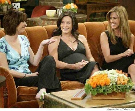 Actresses Who Filmed While Pregnant Coco Arquette, Sofia Vegera, Monica Rachel, Friends Rachel, Were Pregnant, Famous Moms, Lisa Kudrow, Friend Jokes, Jennifer Aniston Style