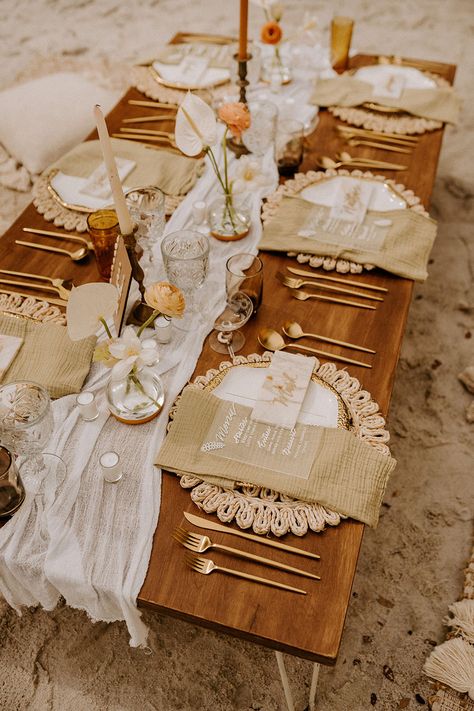 Boho Style Table Setting, Boho Plate Chargers, Boho Beach Shower Ideas, Tulum Table Setting, Boho Wedding Dinner Table, Boho Wedding Plates, Bohemian Event Decor, Woven Placemats Table Setting Wedding, Simple Boho Table Setting