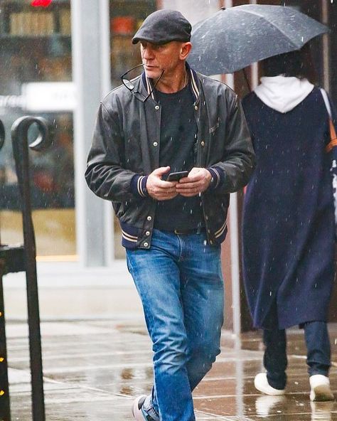 Flat Cap Men Outfit, Flat Cap Outfit, Heritage Style Men, Cap Outfit Men, Daniel Craig Style, Bald Men Style, Geek Clothes, Cap Outfit, Best Dressed Man