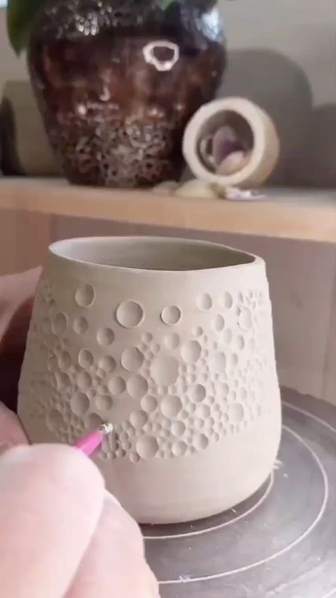 𝙏𝙝𝙚 𝘾𝙚𝙧𝙖𝙢𝙞𝙘 𝙎𝙘𝙝𝙤𝙤𝙡 on Instagram: “How to texture a pinched mug ❤️ ••• Follow @noma_ceramics for more!” Pottery Carving Patterns, Itsekovettuva Savi, Ceramic Pinch Pots, Pottery Inspo, Pottery Pots, Beginner Pottery, Mug Pottery, Clay Things, Ceramic Texture