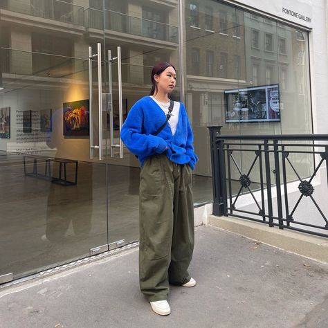 H2o✧❥ on Instagram: “another day, another cardiiiiii s/o to @babesonwavesclub x @sizeofficial for hosting an incredible event last Friday, we love seeing women…” Aesthetic Cargo Pants Outfit, Blue Cargo Pants Outfit, Cargo Trousers Outfit, Electric Blue Pants, Blue Pants Outfit, Parachute Pants Outfit, Outfit Ideas March, Blue Cargo Pants, Trouser Outfit