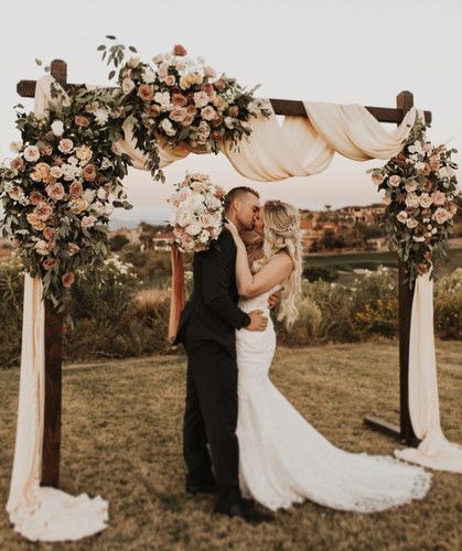 Wedding arch in shades of dusty rose, blush, and ivory Rustic Alter Wedding, Neutral Wedding Arch, Chuppah Inspiration, Wedding Alter Flowers, Alter Wedding, Wedding Trellis, Alter Flowers, Rose Arch, Wedding Arch Ideas