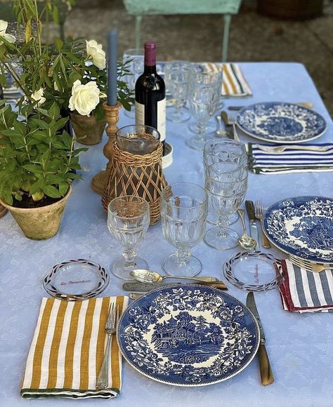 Beach Side Dinner, Backyard Dinner, Garden Books, Garden Dinner, Italian Dinner Party, Dinner Club, Dinner Party Summer, Table Setting Inspiration, Dinner Party Table