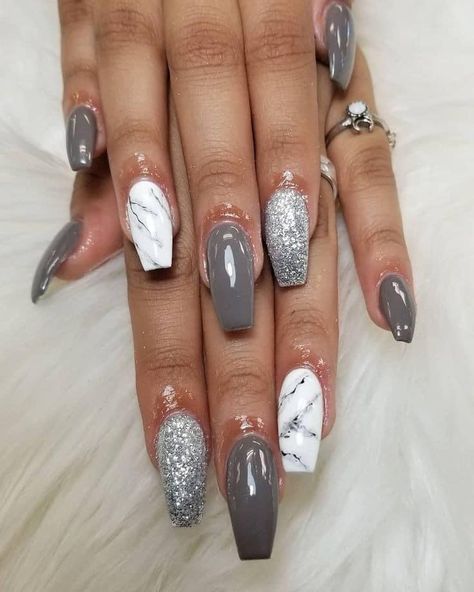 Nail Art On Grey Nail Paint, Grey Short Nail Designs, Short Grey Nails Ideas, Grey Toe Nail Designs, Nardo Grey Nails, Black And Grey Nails Designs, Cute Grey Nails, Grey Nails With Design, Nail Designs Grey