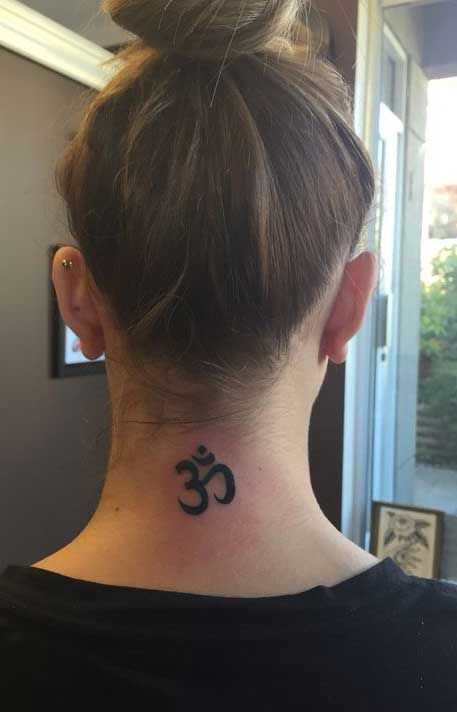 Tattoo Back Of Neck, Positive Attraction, Neck Tats, Om Symbol Tattoo, Tattoo Sonne, Om Tattoo Design, See Tattoo, Side Neck Tattoo, Yoga Tattoos