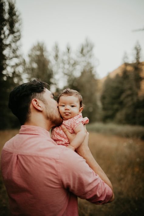 Outdoor Newborn Family Photos, Baby Photoshoot Ideas Outdoor, Newborn Outdoor Photoshoot, Easter Family Pictures, Mom Daughter Photography, Outdoor Newborn Photography, Fall Baby Pictures, Father Daughter Photos, Newborn Family Pictures