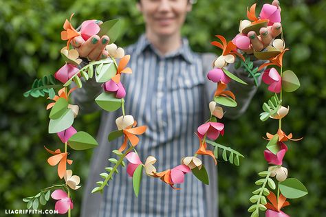 DIY Lei Spring Printables Free, Paper Flower Garlands, Floral Birthday Invitations, Diy Flores, Spring Printables, Flower Garland, Paper Garland, Flower Template, Paper Flowers Diy