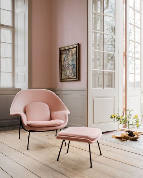 Womb Chair designed by Eero Saarinen https://emfurn.com/collections/home-chairs Pastel Rooms, Poltrona Design, Womb Chair, Eero Saarinen, Alvar Aalto, Minimal Style, Book Shelf, Formal Living, Eames Lounge Chair