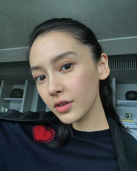 No makeup. Still beautiful💕 Black Smokey Eye Makeup, Angela Baby, Red Makeup, Asian Eye Makeup, No Makeup, Photo Makeup, Asian Hair, Without Makeup, Celebrity Makeup