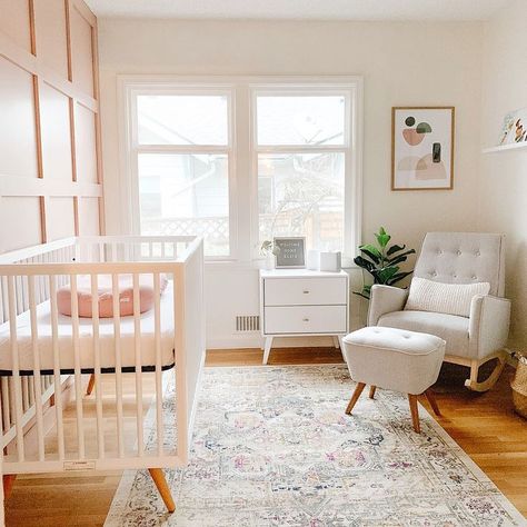 Nursery inspiration Modern Toddler Room, Modern Boy Nursery, Mid Century Modern Nursery, Modern Nursery Furniture, Modern Baby Room, Nursery Girl, Baby Room Neutral, Nursery Room Design, Girl Nursery Room