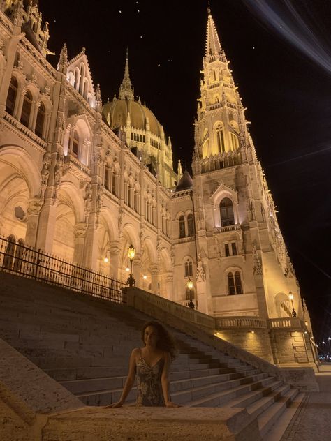 Budimpesta Photography, Bratislava Photo Ideas, Budapest Inspo Pics, Budapest Instagram Pictures, Vienna Inspo Pics, Budapest Photo Ideas Summer, Budapest Hungary Outfits, Budapest Hungary Photography, Budapest Picture Ideas