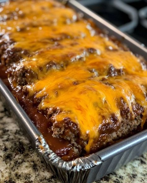 Southern Style Meatloaf, Cheesy Meatloaf, Cheese Stuffed Meatloaf, Bacon Chowder, Delicious Meatloaf, Classic Meatloaf Recipe, Classic Meatloaf, Southern Kitchen, Hamburger Meat Recipes