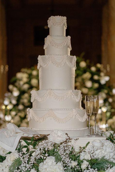 Elegant tiered wedding cake with champagne glasses, beautifully displayed with soft floral decor Big Wedding Cakes Elegant, Tall Wedding Cake, Luxury Wedding Cake Design, Tall Wedding Cakes, Wedding Cake Pearls, Wedding Cake Display, Wedding Cakes Elegant, Big Wedding Cakes, Classic Wedding Cake