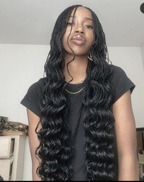 Different Curls For Braids, Christmas Hair Black Women, Side Braid Aesthetic, Wavy Box Braids Black Women, Pick N Drop Braids, Wavy Knotless Braids, Hair Inspo Black Women, Winter Braids, Wavy Braids