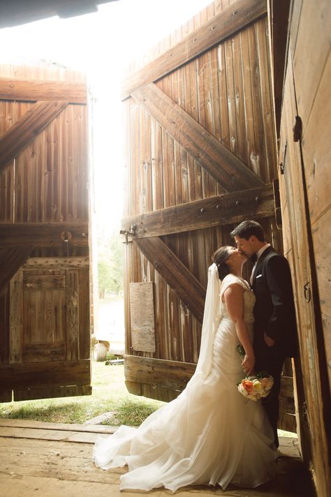 Bride and Groom at the Barn at Normandy Farm Best Photo Ideas, Country Wedding Photos, Country Wedding Photography, Wedding Photography Checklist, Barn Wedding Photos, Rustic Wedding Photos, Barn Wedding Photography, Wedding Picture Poses, Professional Wedding Photography