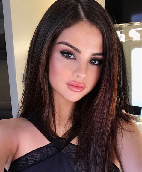 ✨Selena Gomez✨ Selena Gomez Makeup Look, Selena Gomez Teeth, Selena Gomez Makeup Looks Style, Selma Gomez, Maquillaje Selena Gomez, Selena Gomez Eyes, Selena Gomez Bob, Essence Types, Selena Gomez 2012