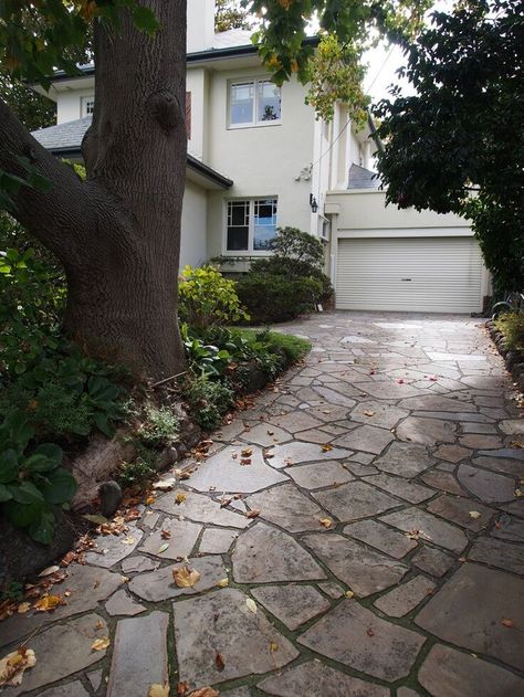 Beautiful design that we found on Pinterest, it's not our job, but we can help you build something great like this!  #Natural #flagstone #driveway Stone Driveways, Driveway Apron, Pavers Walkway, Aesthetic Backyard, Grass Driveway, Beautiful Driveways, Melbourne Garden, Driveway Entrance Landscaping, Cobblestone Driveway