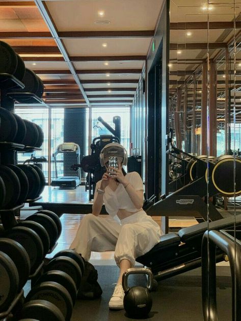 Gym Poses Women Mirror, Gym Mirror Selfie Female, Korean Gym Outfit, 90s Ootd, Gym Mirror, Kpop Fashion Men, Pilot Uniform, Gym Mirrors, Ariana Grande Music Videos