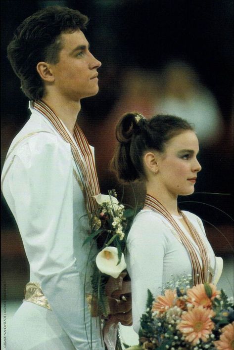 Ekaterina Gordeeva & Sergei Grinkov (1st) during the medal award ceremony for the World Figure Skating Championships (March 1989) Pairs Figure Skating, Sergei Grinkov, Ariana Grande Victorious, Ekaterina Gordeeva, Skate 3, Skating Aesthetic, Award Ceremony, Ice Skaters, Sports Figures