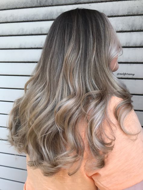 Cool blonde balayage with root smudge by @askforamy Smudge Root Bronde, Bronde Balayage Cool Tone, Ashy Blonde Hair Dark Roots, Balayage With Root Smudge, Root Smudge Balayage, Root Smudge Brunette, Root Smudge Brunette To Blonde, Root Smudge Blonde, Smudge Root