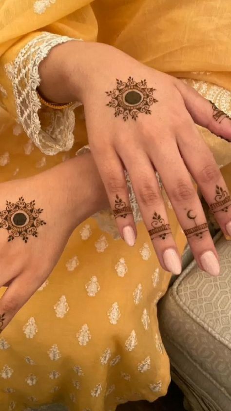 Mehandi Designs Simple Aesthetic, Mehndi For Fingers Simple, Minimal Mehndi Back Hand, Mehendi Simple Aesthetic, Mehendi Design On Fingers, Mehendi Modern Designs, Aesthetic Mehndi Designs For Kids, Simple Small Mehendi Designs, Simple Medhini Designs