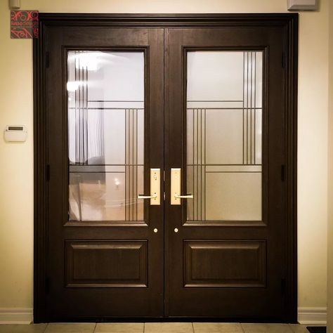 Continuing with posting the 2022 projects! Here is a woodgrain-textured fiberglass door that we installed in Markham, which I really, really like! Can't quite pinpoint why, but this seems to be such a perfect combination of finishes—from the stain color on the door to the glass to the satin brass hardware. It has this kind of a 'warm' feeling to it. 😊 As much as I like my metalwork, this modern and sleek decorative glass design is just a perfect fit. We've actually modified it a little bit b... Satin Brass Hardware, Fiberglass Door, Decorative Glass, Custom Door, Stain Colors, Satin Brass, Glass Decor, Glass Design, Brass Hardware