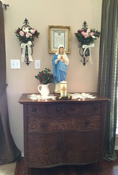 Mary Altar, Home Altar Catholic, Family Altar, God Pray, Catholic Home, Altar Ideas, Prayer Corner, Catholic Family, Mother Of God