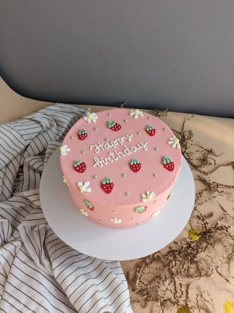 Strawberry Birthday Cake, Pink Birthday Cake, Strawberry Shortcake Birthday, Vintage Birthday Cakes, Recipe Cake, Mini Cakes Birthday, Pretty Dessert, Cute Baking, Creative Birthday Cakes