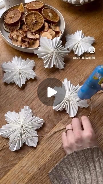 Two Hands Paperie on Instagram: "❄️❄️❄️This is such a cute idea! ❄️❄️❄️  Coffee filters 👉 Snowflake garlands! Imagine single flakes as ornaments 😍 Thank you for sharing this lovely tutorial with the world @asplundsvillan ❤️ • • • #diycrafts #diy #papercrafts #makethingswithyourowntwohands #paperie #downtownboulder #pearlstreet #bouldercolorado #saturdayinspiration" Coffee Filter Snowflakes Patterns, Coffee Filter Ornaments, Coffee Filter Christmas Crafts, Diy Snowflake Garland, Snowflake Garland Diy, Coffee Filters Diy, Coffee Filter Snowflakes, Coffee Filter Garland, Coffee Filters Snowflakes