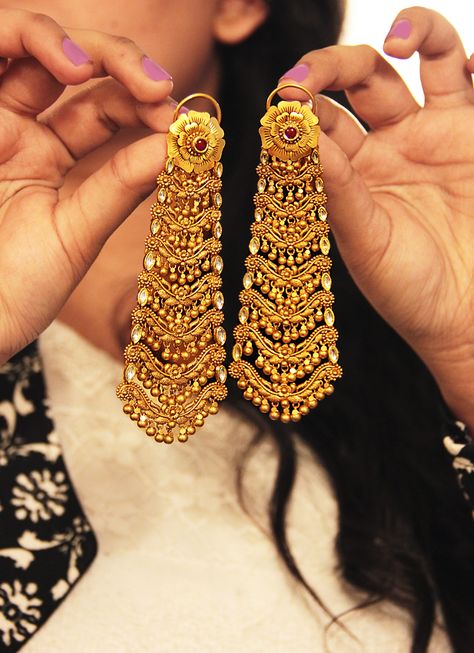 Gold chandelier earrings, make for some lovely Indian bridal wear #wedding #jewellery Gold Chandelier Earrings, Bridal Jewelry Collection, Indian Bridal Wear, Bridal Gold Jewellery Designs, Bridal Jewellery Indian, Gold Earrings Designs, Gold Jewelry Indian, Gold Necklace Designs, Jewelry Design Necklace