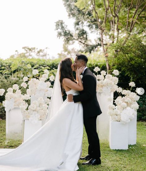 Wedding Backdrop White Flowers, Minimal Wedding Decor Ceremony Backdrop, White Monochromatic Wedding, Simple Wedding Alter, All White Ceremony, Minimal Wedding Decor, Monochromatic Wedding, Bridal Backdrops, White Wedding Ceremony