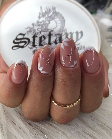 50 Elegant Wedding Nails Perfect For Your Big Day Bridesmaids Nails, Subtle Nails, Fancy Nails Designs, Simple Gel Nails, Wedding Nails Design, Nail Art Wedding, White Nail, Short Acrylic Nails Designs, Nail Art Ideas