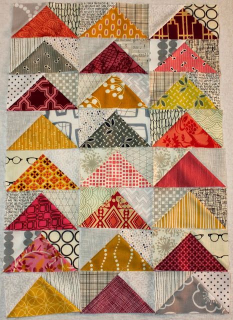 Between Quilts: Quick Flying Geese Tutorial Flying Geese Tutorial, Anni Downs, Flying Geese Quilt, Quilt Modernen, Quilt Care, Colors And Patterns, Miniature Quilts, Pretty Quilt, Quilt Block Tutorial