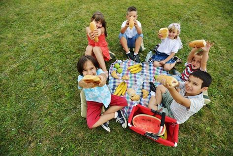 Kids Picnic, Mini Quiches, Cupcakes Decorados, Mini Pizzas, Photo Grouping, Picnic In The Park, Preschool Worksheets, Baby Photoshoot, Kids Pictures