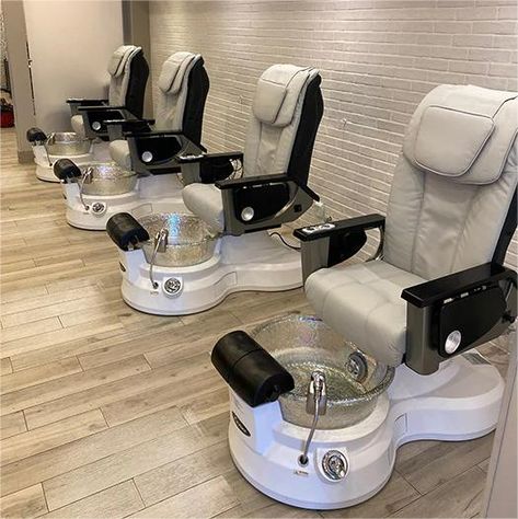 No Plumbing Pedicure Chair, Spa Pedicure Ideas Luxury, Foot Spa Salon, Luxury Pedicure Station, Pedicure Set Up Ideas, Pedicure Chair Ideas, Pedicure Station Ideas, Modern Nail Salon, Mobile Nail Salon