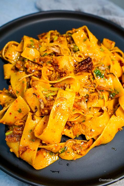 Recipes Using Chili, Chile Crisp, Fusion Pasta, Chilli Crisp, Chilli Pasta, No Meat Recipes, Easy Chilli, Homemade Chilli, Pasta Board